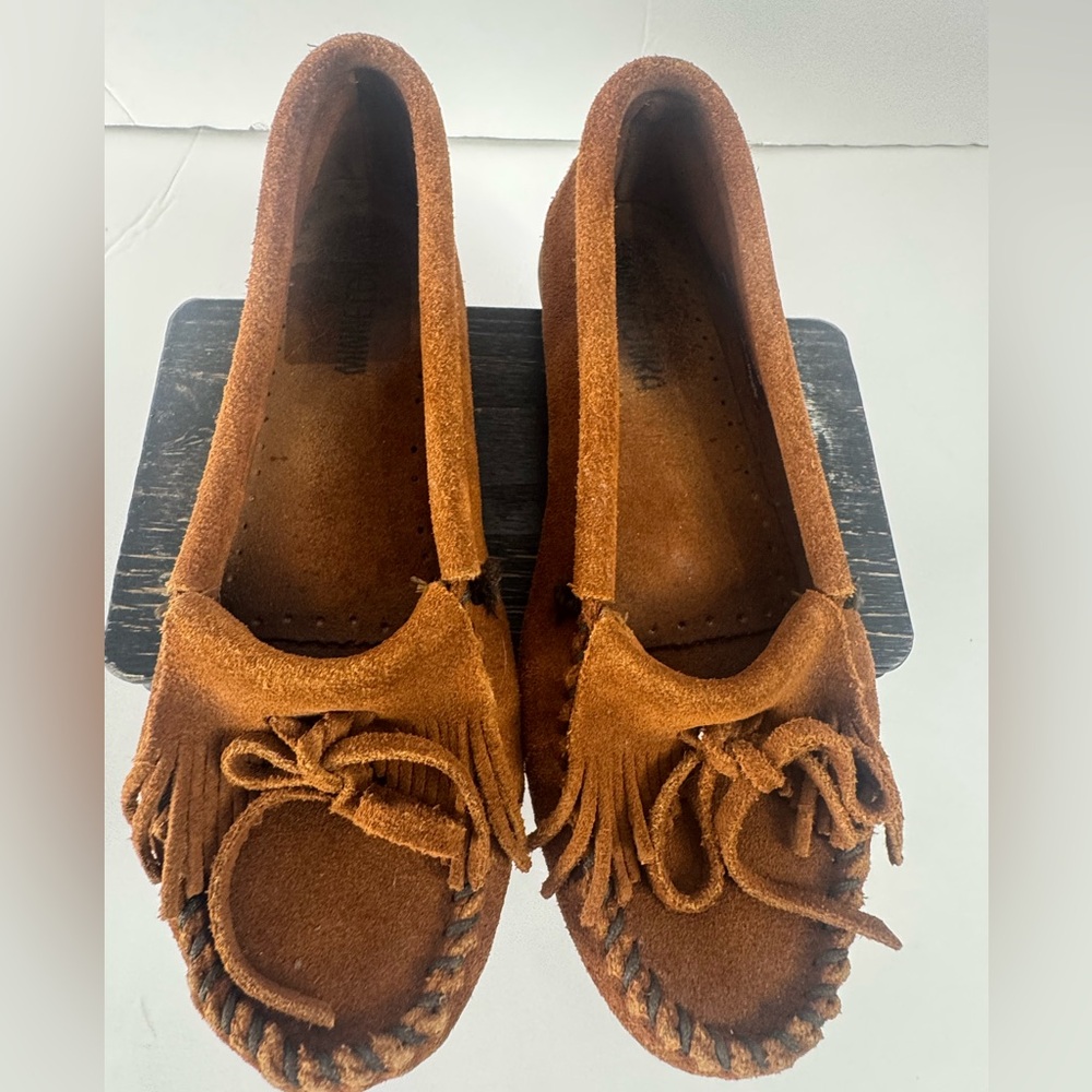 Minnetonka Brown Suede Kilty Moccasins Fringe Bow Driving Flats Women’s Size 7